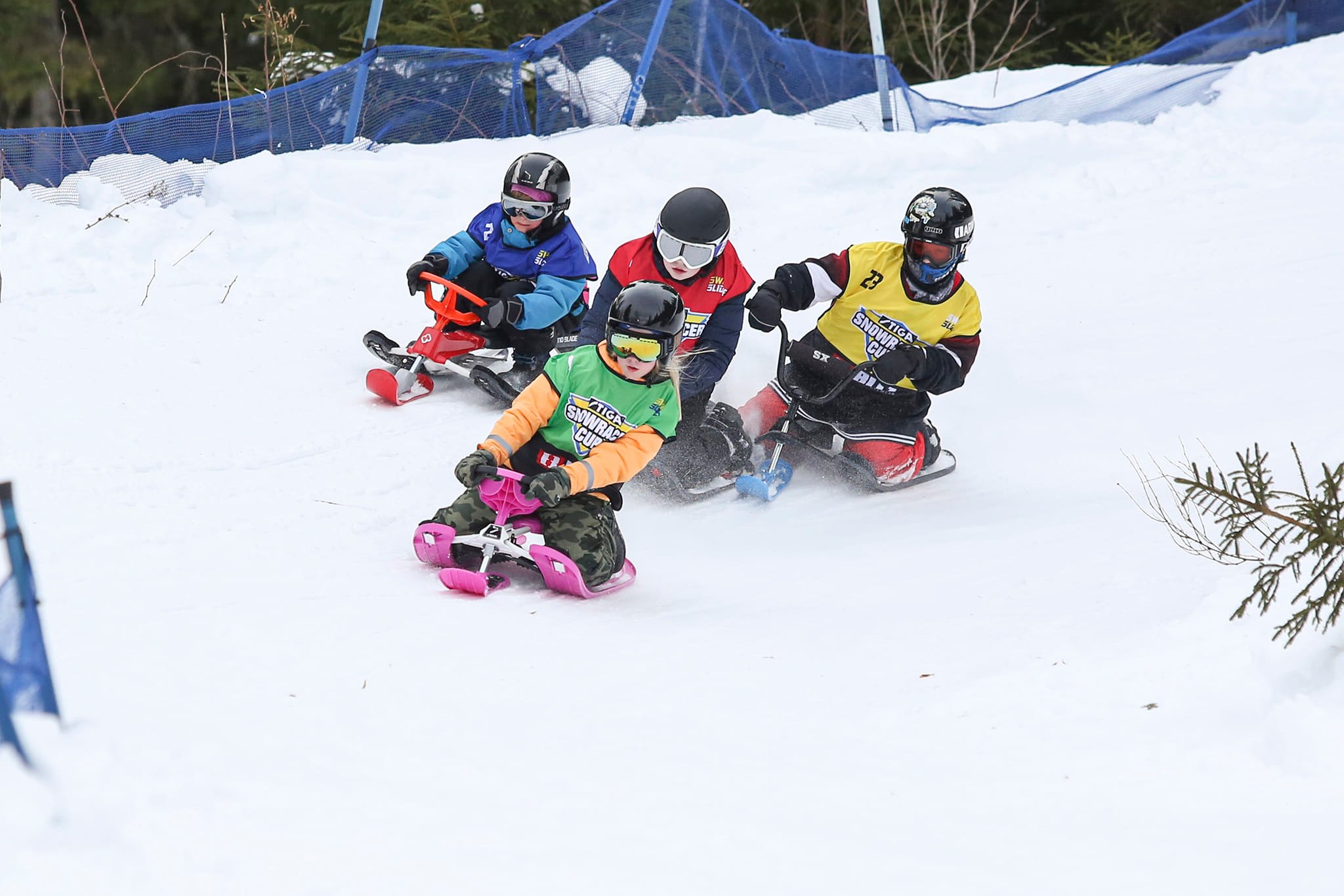 4 ungdomar tävlar i sledcross
